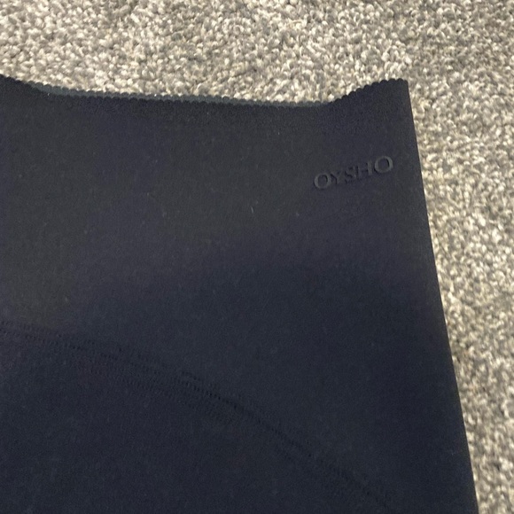 Oysho - black high rise Capri leggings ( Tag is L - fits medium! ) - Picture 5 of 11